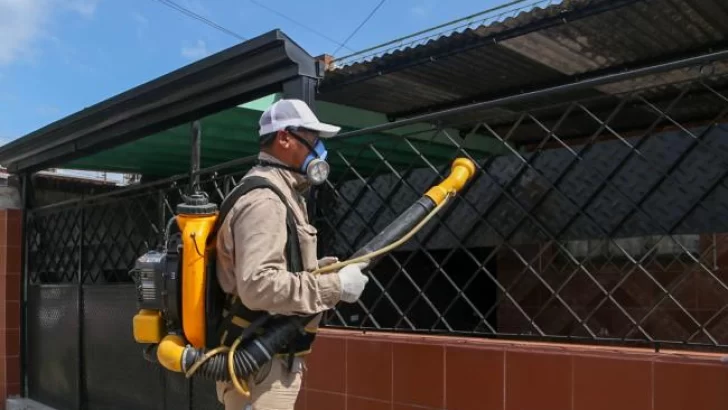 Realizan operativos contra el dengue en Barrio Urquiza