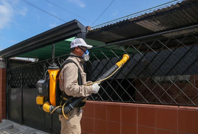 Realizan operativos contra el dengue en Barrio Urquiza