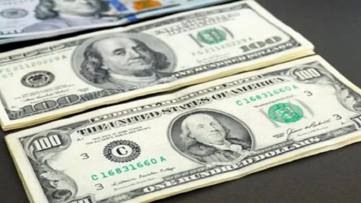 El dólar blue cerró a $738 en la jornada de lunes