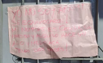 Balearon su casa por error y colgó un cartel para indicar que no era ella a quien buscaban