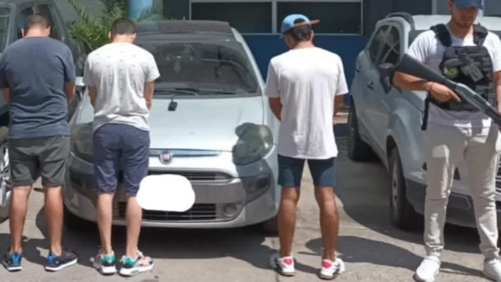 Atraparon a tres jóvenes que abrían autos con un inhibidor de señal