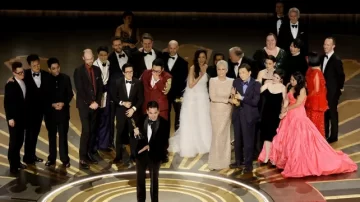 “Todo en todas partes al mismo tiempo” fue la película más premiada en la gala de los Oscar