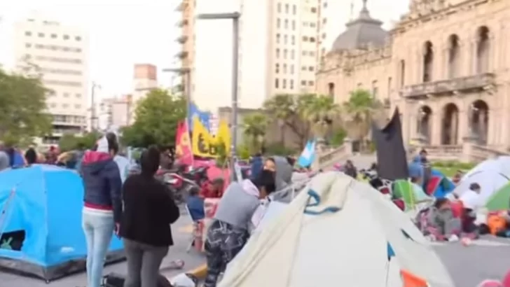 Organizaciones sociales realizan un acampe en Plaza Independencia