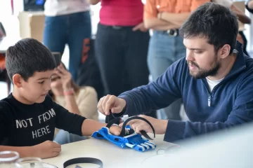 Construyeron prótesis mecánicas impresas en 3D gratuitas para 20 chicos