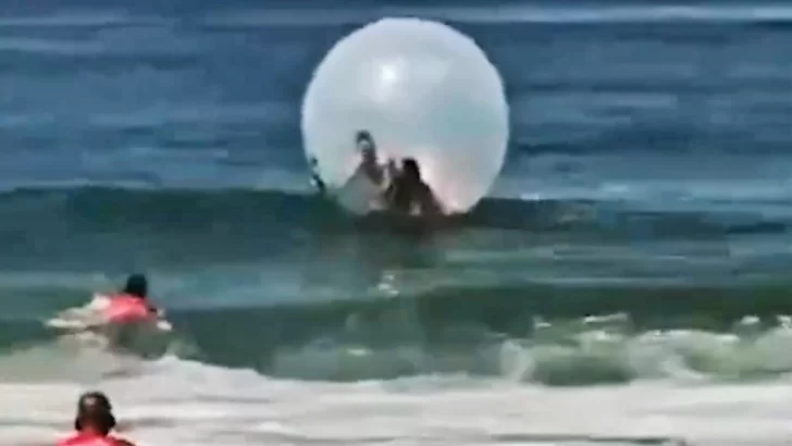 Se metieron en una burbuja inflable al mar y tuvieron que rescatarlos los guardavidas