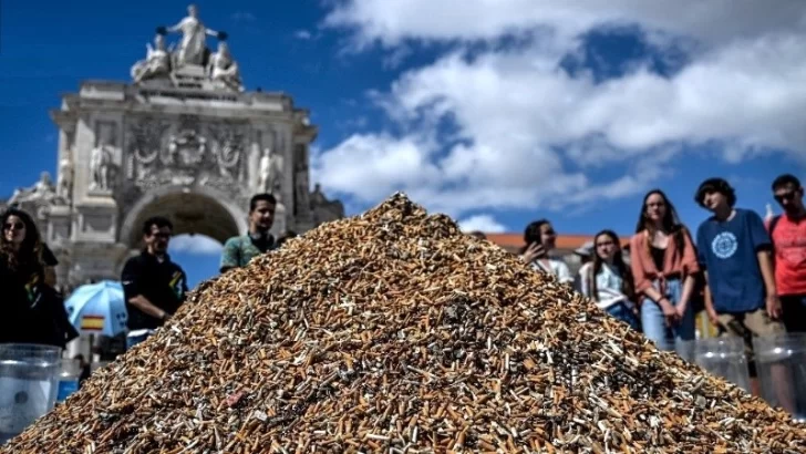 Forman enorme montículo de colillas de cigarrillo para concientizar sobre su contaminación