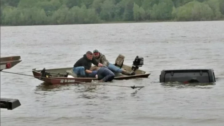 Rescataron con vida a una mujer después de pasar horas en su camioneta hundida en un lago