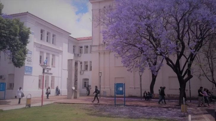 Escándalo en la Universidad de Córdoba: docente obligaba a alumnos a realizar curso pago para aprobar materia