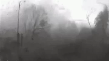 Video: quedó atrapado en su camioneta durante un tornado