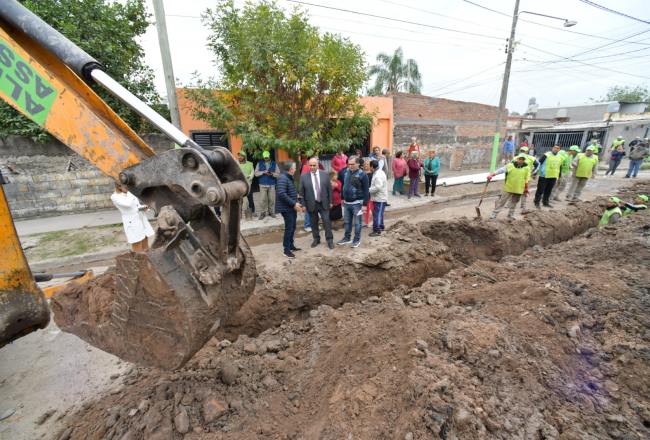 Iniciaron las obras para renovar la red cloacal del barrio San Miguel II