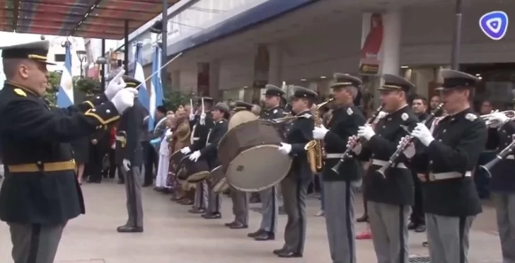 La Banda del Ejército en Tucumán interpretó el Himno Nacional Argentino en plena peatonal