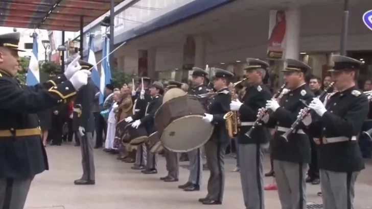 La Banda del Ejército en Tucumán interpretó el Himno Nacional Argentino en plena peatonal