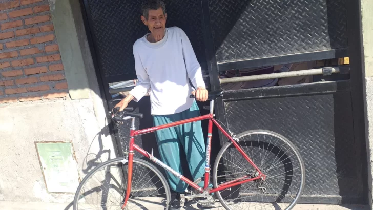 Le regalaron una bicicleta a Roque Lazarte, el hombre al que le habían robado su único medio de transporte diario