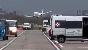 ¡Qué susto! El video de la arriesgada maniobra de un avión en Aeroparque