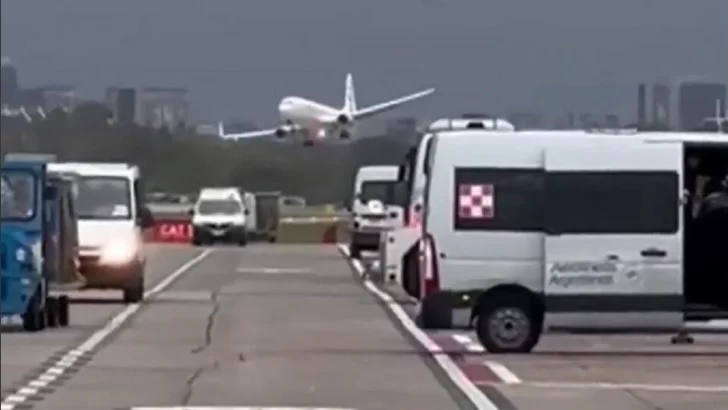 ¡Qué susto! El video de la arriesgada maniobra de un avión en Aeroparque