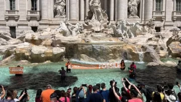 Activistas climáticos tiñeron de negro la Fontana de Trevi: “Italia está muriendo”