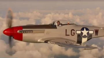 Video: Tom Cruise aceptó su MTV Award mientras piloteaba un avión de combate