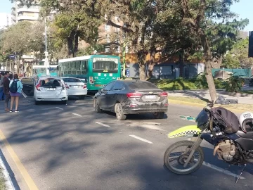 Un colectivo y 4 vehículos protagonistas de un choque en cadena en Tucumán