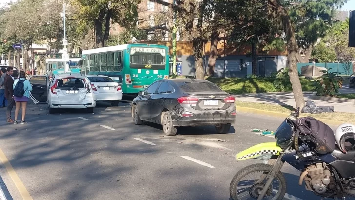 Un colectivo y 4 vehículos protagonistas de un choque en cadena en Tucumán