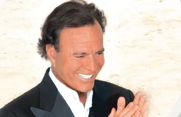 Julio Iglesias, el ícono de la música española, se convierte en protagonista de los memes mientras llega el séptimo mes del año