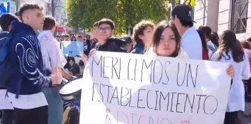 Alumnos de la Escuela Normal realizaron una sentada exigiendo mejoras en las instalaciones educativas