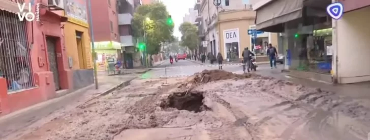 Se hundió el pavimento en una calle del centro tucumano
