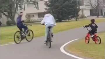 Messi y un paseo en bicicleta con los colores de la Selección Argentina