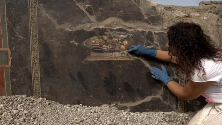 Una pintura de 2 mil años hallada en Italia se asemeja a una pizza