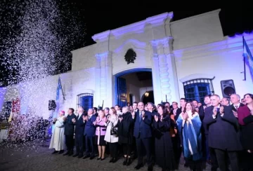 Con una multitud y gran fervor patriótico se celebró el 207º aniversario de la Independencia