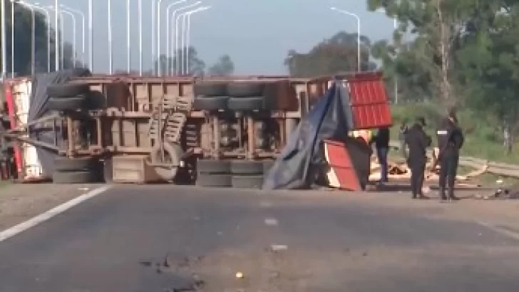 Un camión volcó en la autopista Tucumán-Famaillá