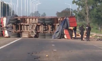 Un camión volcó en la autopista Tucumán-Famaillá