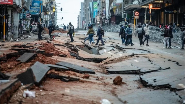 Video: un muerto, vehículos por los aires y asfalto rajado tras explosión en Sudáfrica