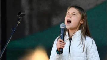 Multaron a la activista climática Greta Thunberg por “desobediencia a las autoridades”