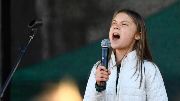 Multaron a la activista climática Greta Thunberg por “desobediencia a las autoridades”