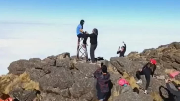 Un tucumano le propuso casamiento a su pareja en la cima del cerro Ñuñorco