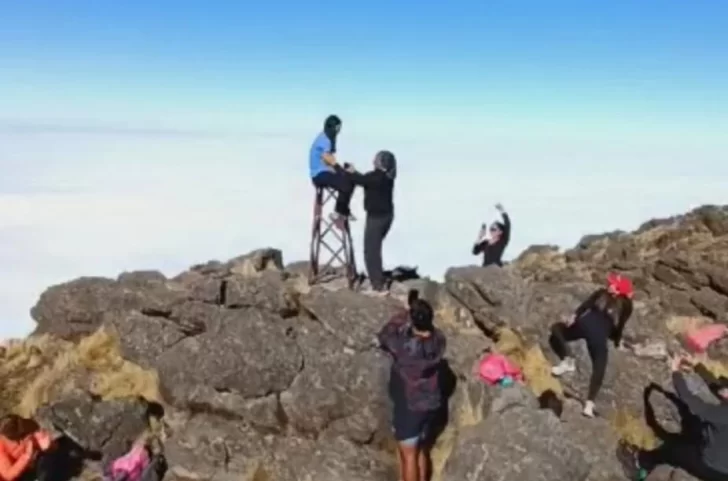 Un tucumano le propuso casamiento a su pareja en la cima del cerro Ñuñorco