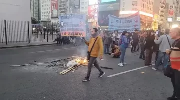 Violenta represión policial: Falleció un periodista durante las manifestaciones en CABA