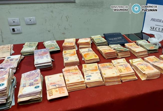 Detuvieron a una pareja que transportaba $ 2.000.000 y marihuana