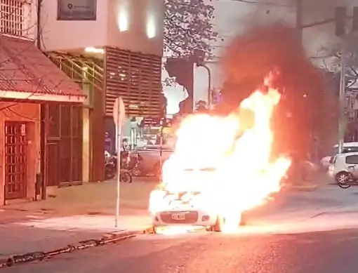 Otro taxi se incendió en la capital tucumana