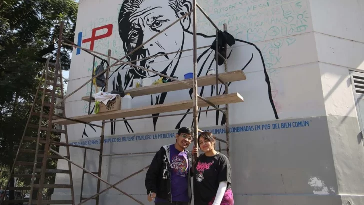 Dos estudiantes de enfermería realizaron un mural en honor a René Favaloro