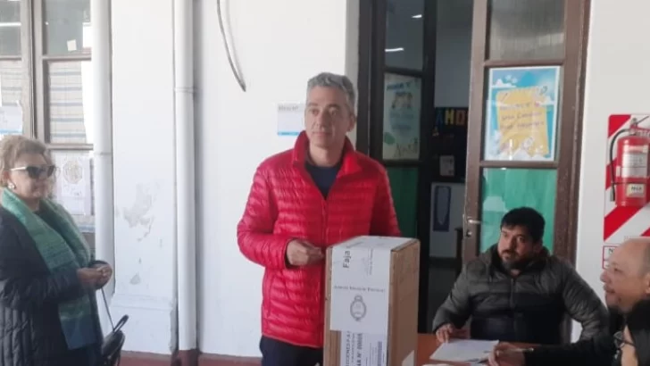 El precandidato del Frente de Izquierda, Martín Correa, emitió su voto