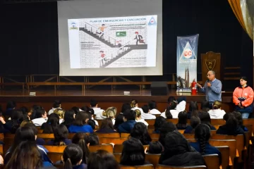 Defensa Civil brindó una charla sobre el uso responsable de los números de emergencia en el colegio del Huerto