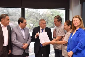 Osvaldo Jaldo recibió a los abuelos de Lucio Dupuy en la Legislatura