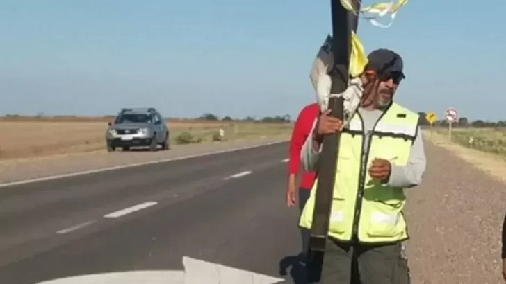 Un hombre peregrinó cargando una cruz desde Tucumán hasta Salta