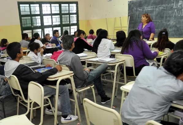 El abandono escolar de estudiantes secundarios se redujo en el país