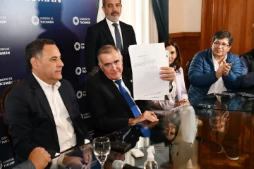 Osvaldo Jaldo firmó la promulgación de la ley “Anti” Uber