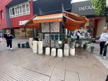 El Día de la Primavera dejó sin flores a los locales de la peatonal tucumana