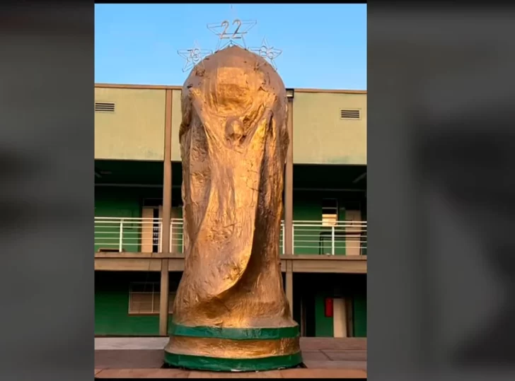 Estudiantes tucumanos construyeron una Copa del Mundo gigante en homenaje a la Selección Argentina