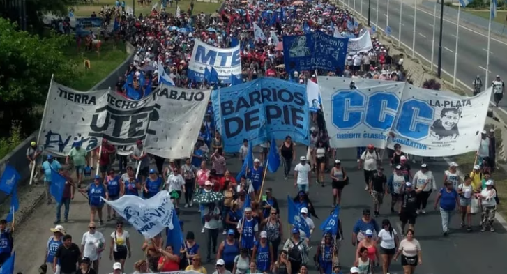 Piden dar de baja 160 mil planes sociales cuyos beneficiarios viajaron al exterior