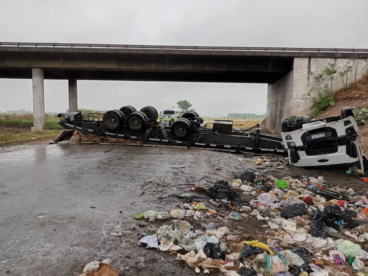 Un camión cayó 15 metros al vacío en la autopista que une la Capital tucumana con Famaillá